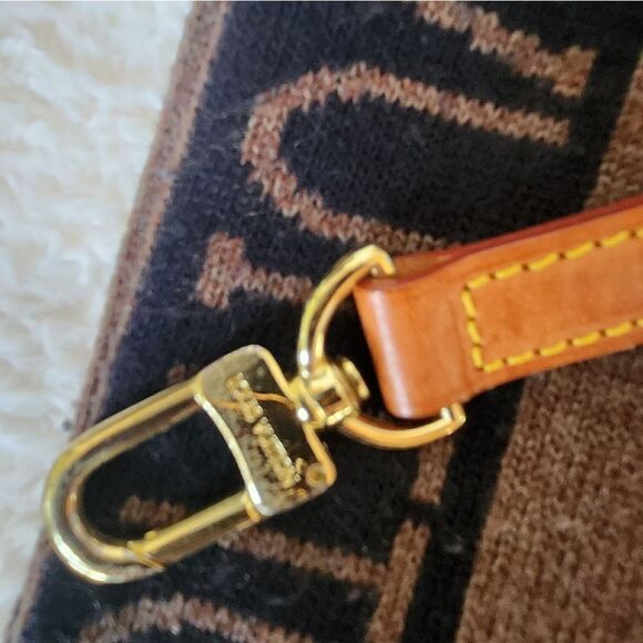 Louis Vuitton Leather with Goldtone Brass Strap - Picture 9 of 9